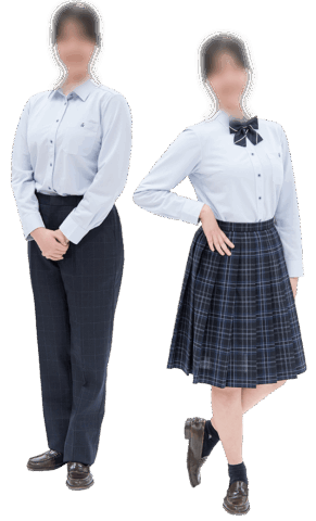 仁愛女子高等学校の夏服。水色のブラウスに、ブルー系のチェック柄スカートまたはチェック柄スラックスを着用した女子生徒2名