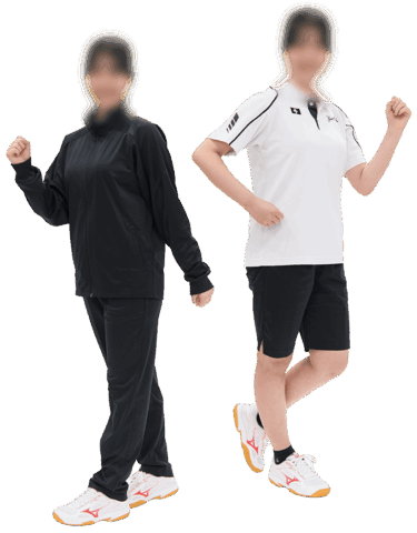 仁愛女子高等学校の体操服とジャージ。黒のジャージ上下を着用した生徒と、白のポロシャツに黒のハーフパンツを着用した生徒