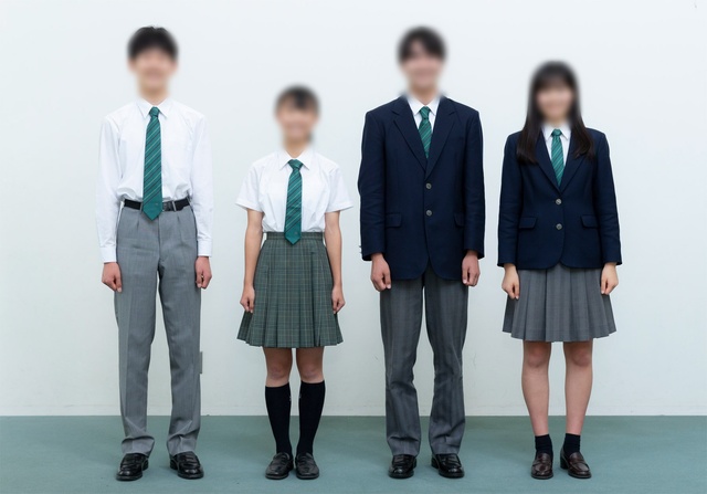 慶應義塾湘南藤沢中等部・高等部の式服｜紺ブレザーにグレンチェックのスラックス・スカート、式服用ネクタイを合わせたフォーマルスタイル