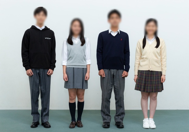 慶應義塾湘南藤沢中等部・高等部の通学服｜男子はグレースラックス、女子は赤チェック・グレー無地スカートなど自由な上衣との組み合わせ