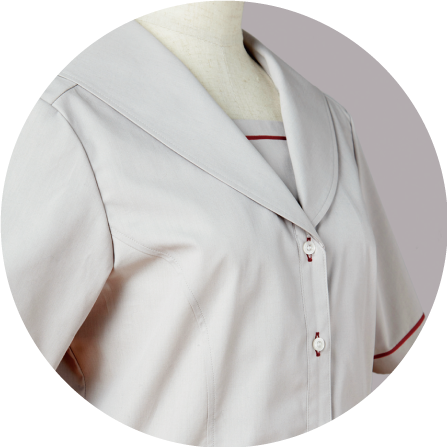 北鎌倉女子学園 中学制服の夏用オーバーブラウス（セーラーカラー風・えんじ差し色）