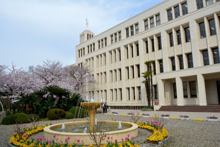神戸海星女子学院の校舎と噴水・桜の風景