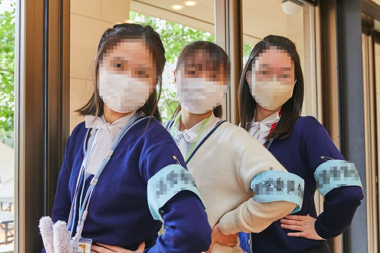 神戸海星女子学院の生徒がカーディガンを着用している様子