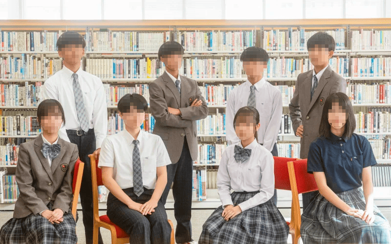 中村学園高等学校の新制服を着た生徒たちが図書室で撮影した集合写真