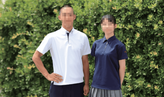 日本大学山形高等学校の夏用ポロシャツ。男子は白のジップアップポロシャツ、女子は紺のポロシャツにグレースカート。