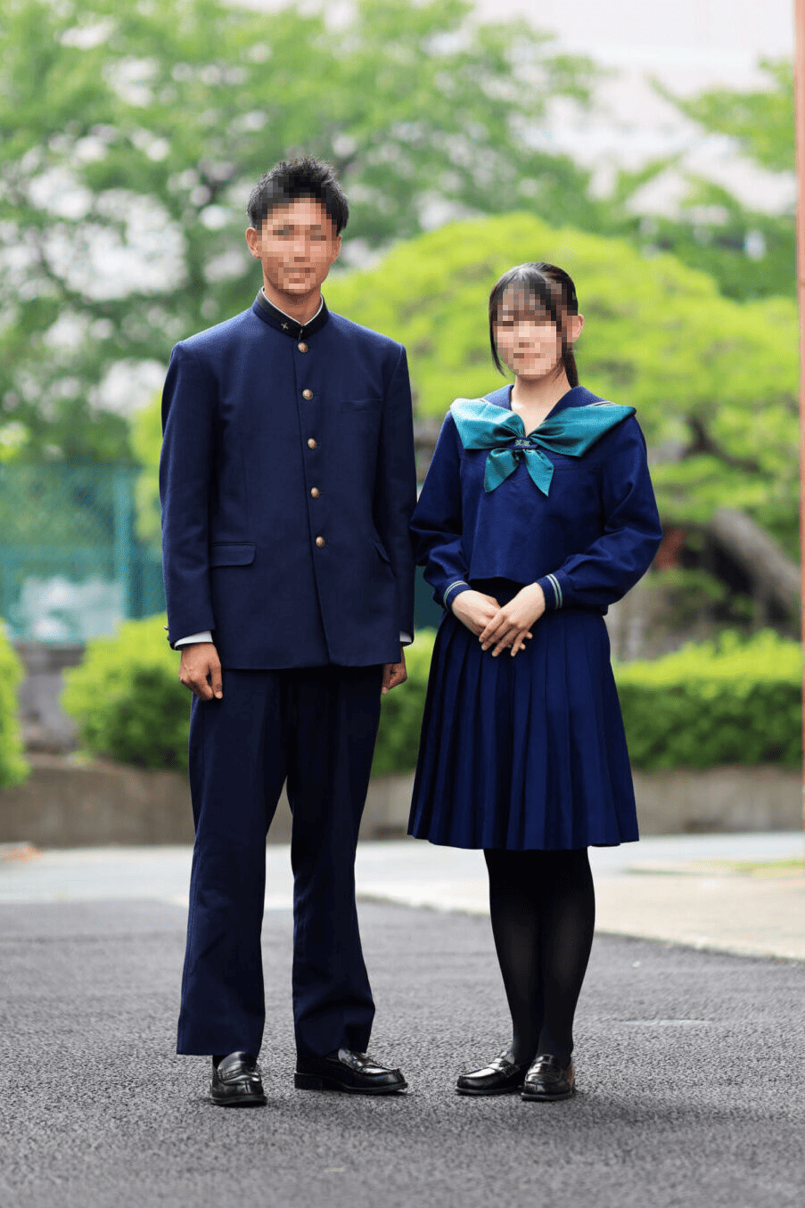 日本大学山形高等学校の冬服制服。男子は紺の詰襟学生服に金ボタン、女子は紺のセーラー服に緑のスカーフ。