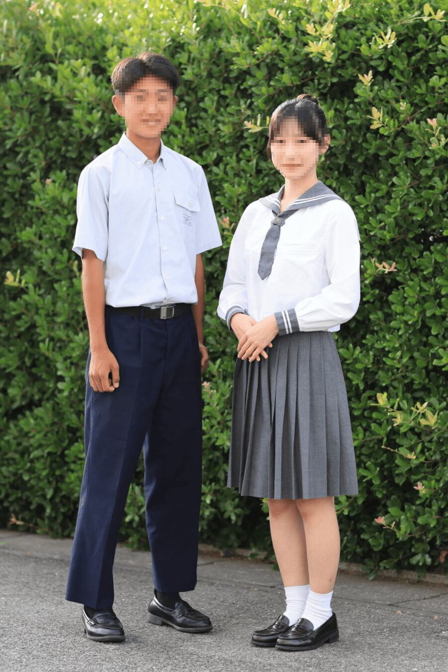 日本大学山形高等学校の夏服制服。男子は水色の半袖シャツに紺スラックス、女子は白とグレーのセーラー服にグレーのタイとグレースカート。