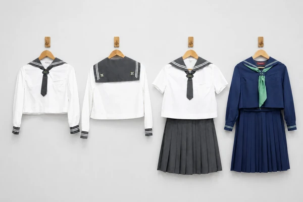 日本大学山形高等学校の女子制服一覧。左から夏服セーラー服（白×グレー・前後）、夏服フルセット（グレースカート）、冬服フルセット（紺セーラー×グリーンスカーフ）。