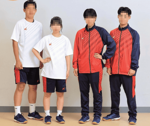 日本大学山形高等学校の体操服とジャージ。白Tシャツと紺ショートパンツの体操服、赤と紺のジャージ上下。