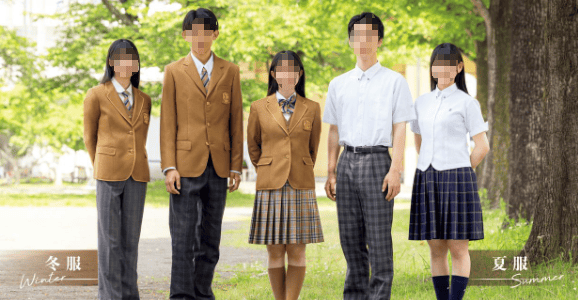 作新学院高等学校の冬服（ブラウンブレザー）と夏服（白シャツ）の男女制服フルスタイル。