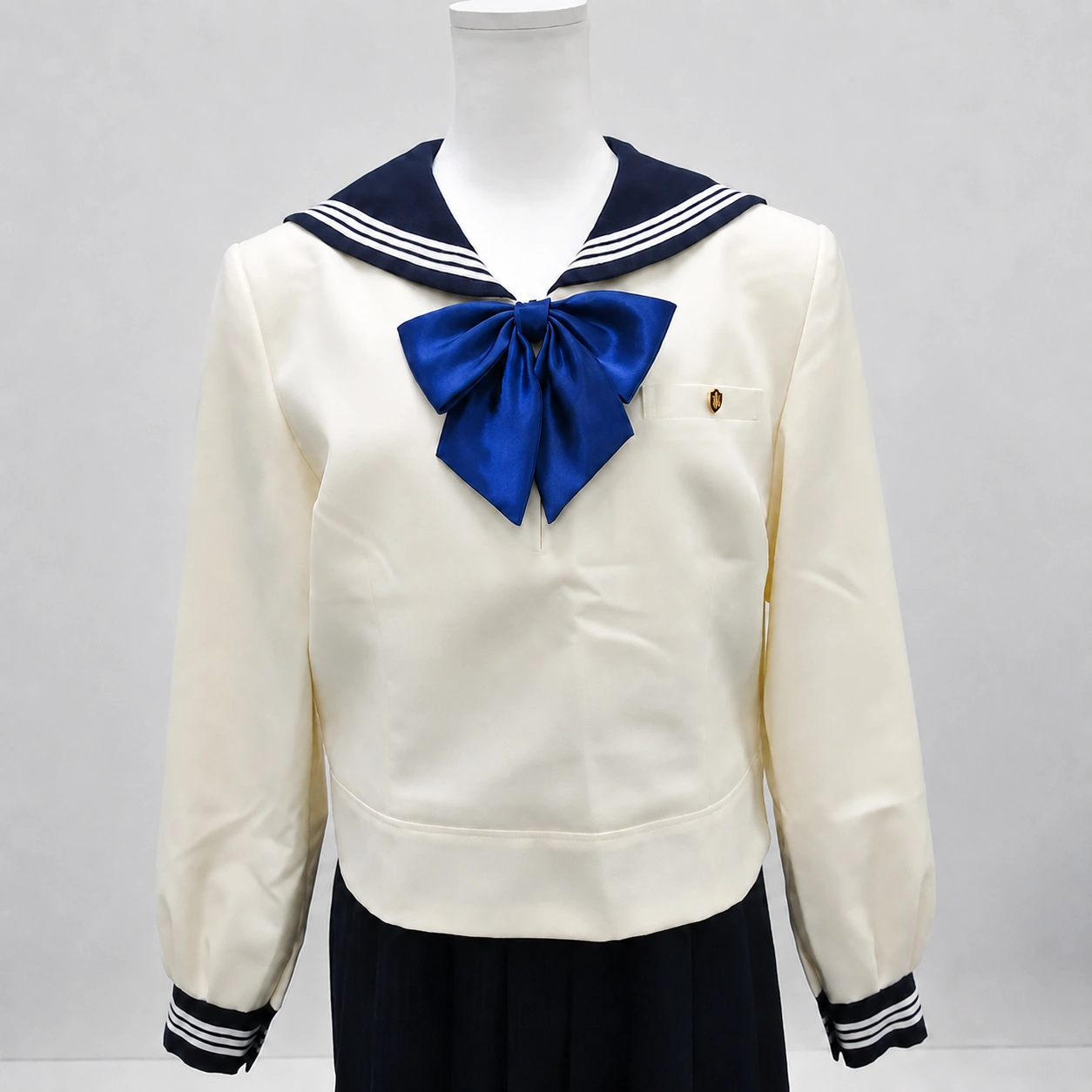山陽学園山陽高校の女子冬服セーラー服｜クリームホワイト・ネイビーカラー・ブルーリボン