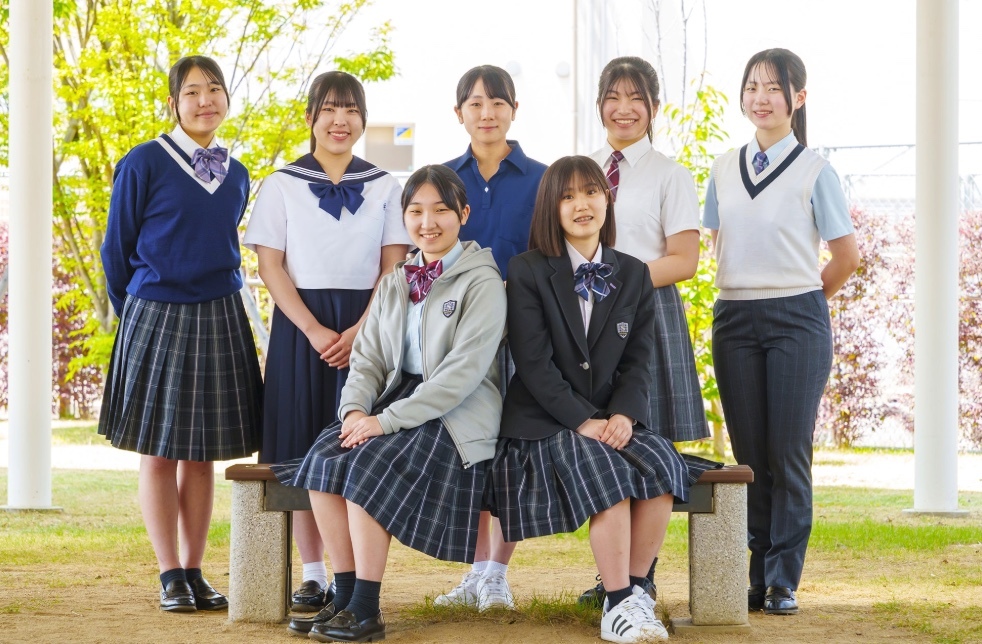 精華女子高校の制服バリエーション｜複数スタイルを着た女子生徒7名のグループ写真