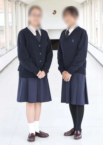清泉女学院の冬服｜紺のカーディガンと校章入りセーター着用スタイル
