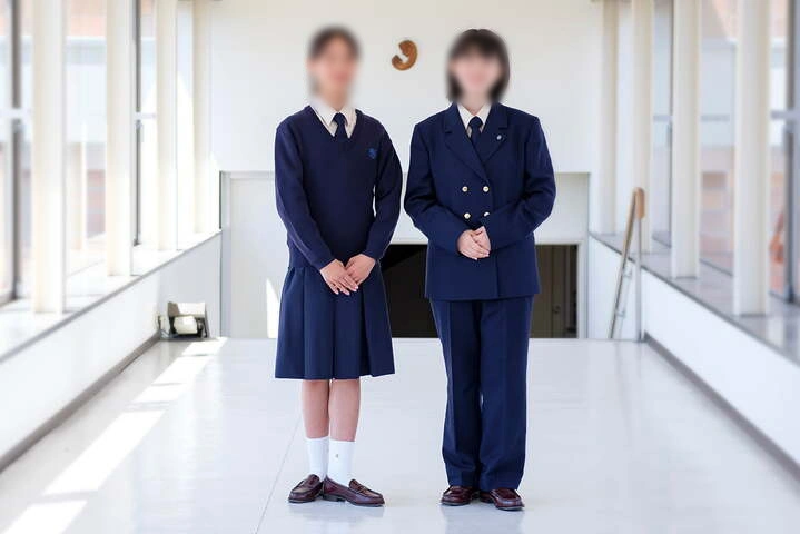 清泉女学院の冬服｜2023年度導入のスラックススタイルとジャンパースカートスタイル