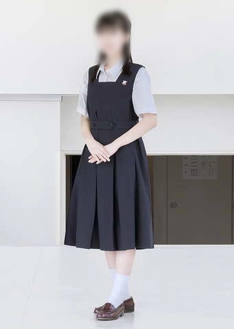 清泉女学院の夏服｜紺のジャンパースカートと白の半袖ブラウススタイル