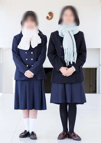 清泉女学院の冬服コート｜校章の百合をあしらったボタンが特徴