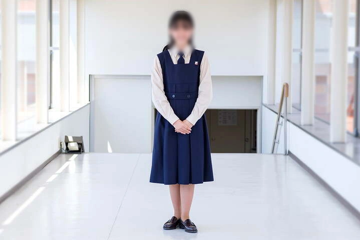 清泉女学院の正装（冬服）｜ベージュブラウスと紺のジャンパースカート