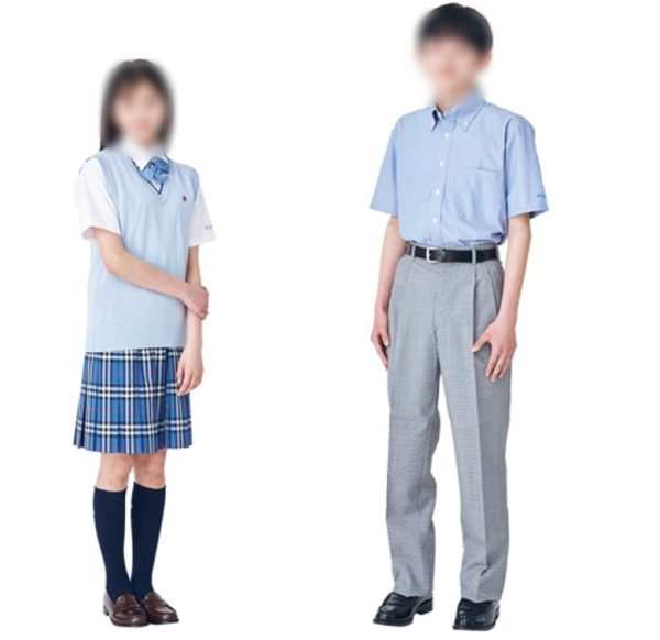 志学館中等部の夏服｜女子はサックスブルーのニットベストとブルー系チェックスカート、男子は半袖シャツとグレースラックス
