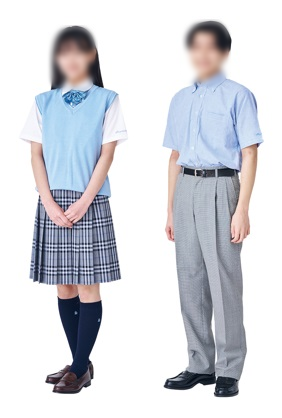 志学館高等部の夏服｜女子はサックスブルーのニットベストとチェックスカート、男子は半袖シャツとグレースラックス