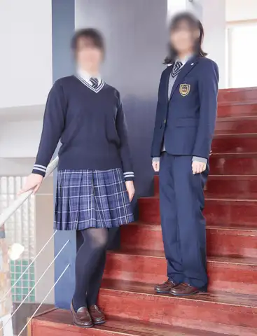 品川エトワール女子高等学校の冬服コーディネート。Vネックセーターとチェックスカートのスタイル、ブレザーにスラックスを合わせたパンツスタイルの2パターン