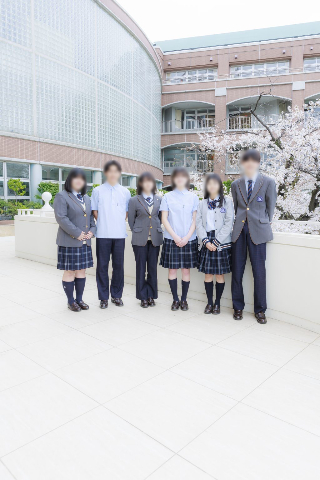 品川翔英高等学校の制服を着用した男女生徒の集合写真｜ブレザースタイルの冬服コーディネート