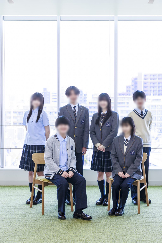 品川翔英中学校の制服を着用した男女生徒の集合写真｜中高一貫部ブレザースタイルの冬服
