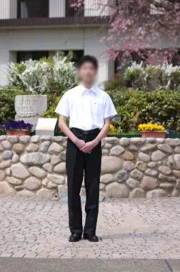 松蔭中学校・松蔭高等学校の男子夏服制服（白シャツ・黒スラックス）