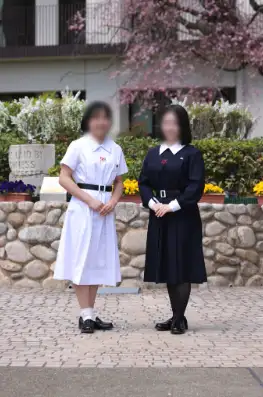 松蔭中学校・松蔭高等学校の制服（左：白の夏服ワンピース、右：紺の冬服ワンピース）