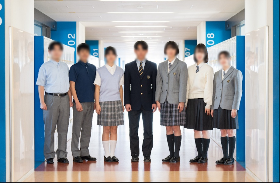淑徳高等学校の制服一覧。左から男子夏服、男子夏服のポロシャツ、女子夏服のベスト、男子冬服のブレザー、女子冬服のチェック柄スカート、女子冬服のセーター、女子冬服の正装