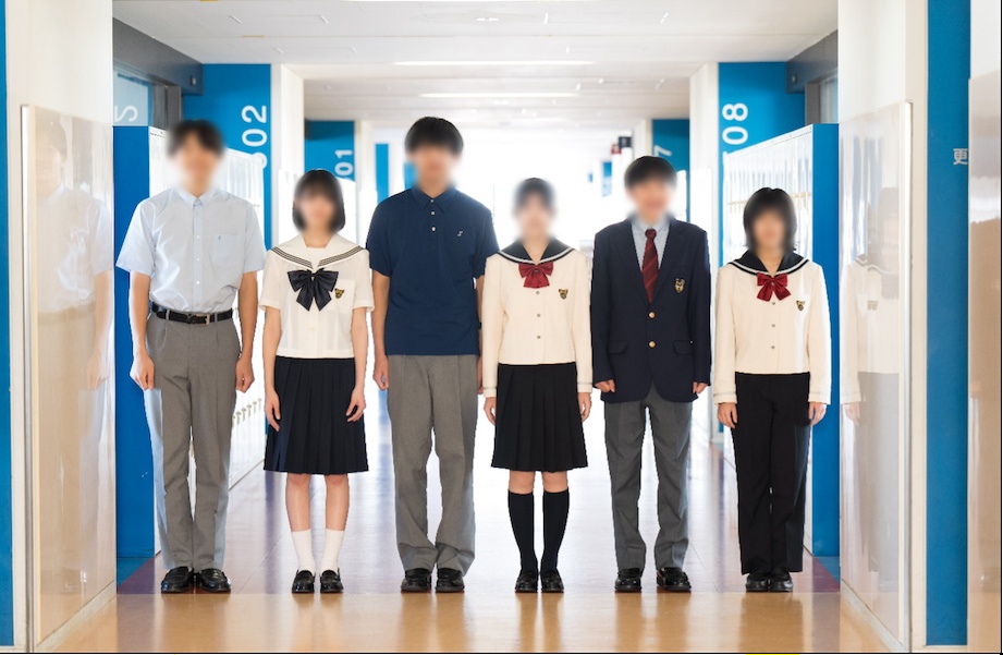 淑徳中学校の制服一覧。左から男子夏服、女子夏服（セーラー服）、男子夏服のポロシャツ、女子冬服、男子冬服、女子冬服のスラックスタイプ
