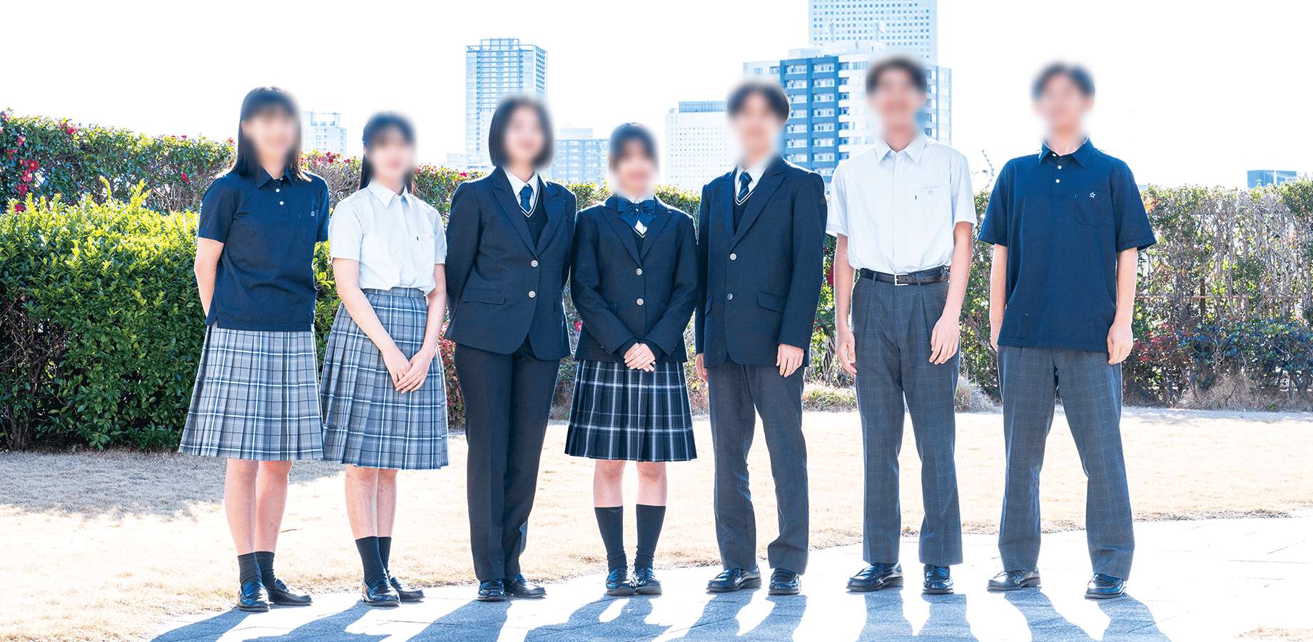 淑徳巣鴨高等学校の制服（男女）。冬服のブレザースタイルから夏のポロシャツ・半袖シャツまで、現行モデルの着こなしを紹介
