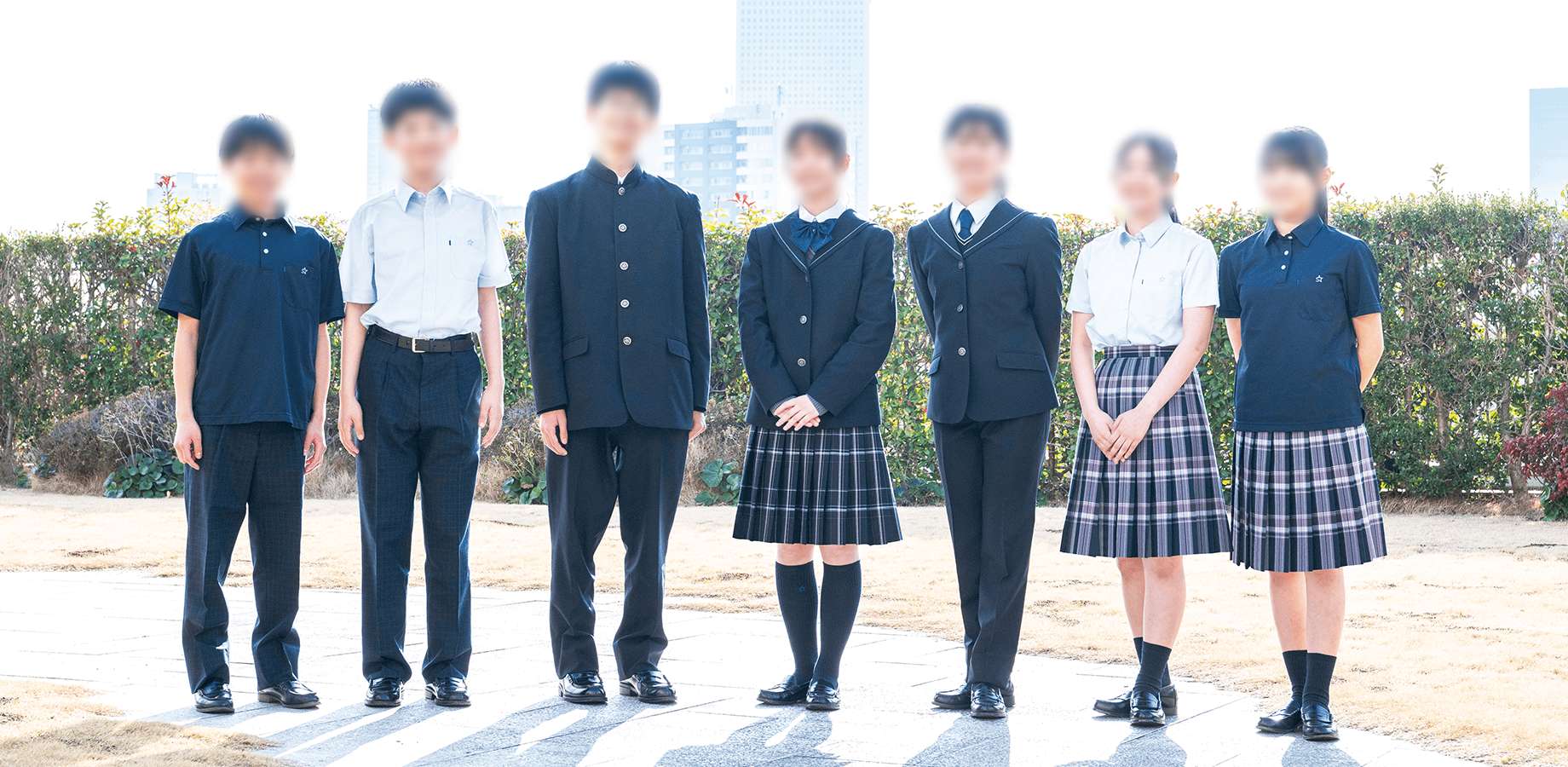 淑徳巣鴨中学校の制服（男女）。男子は伝統の詰襟スタイル、女子はセーラースタイル、夏はポロシャツや半袖シャツの着用が可能