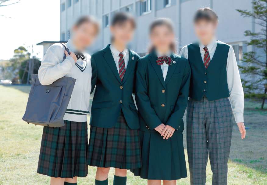 セントヨゼフ女子学園の冬服制服（グリーンのブレザーとチェック柄スカート・スラックス）