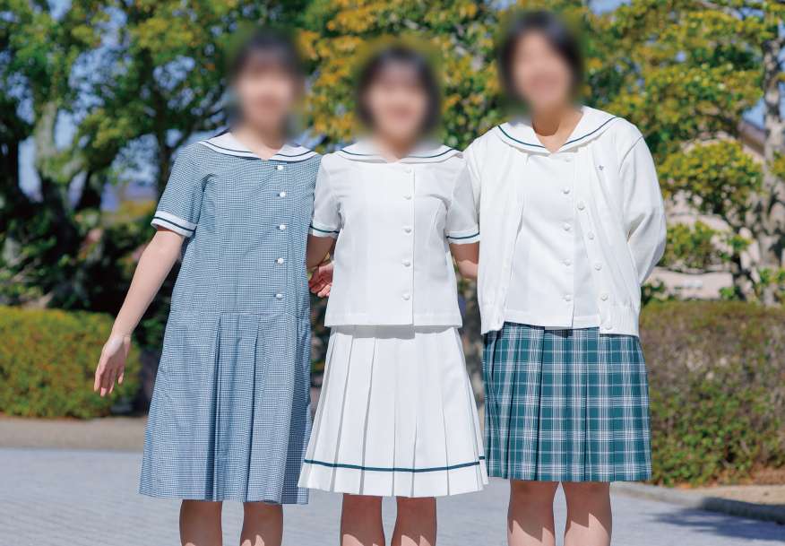 セントヨゼフ女子学園の夏服制服（チェック柄ワンピースとセーラーカラーブラウス）