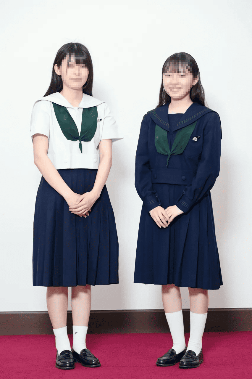 樟蔭中学・高校の制服。左が白セーラー服に紺スカートの夏服、右が濃紺セーラー服の冬服。どちらも深緑のネクタイを着用
