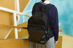 淑徳与野高等学校の指定スクールバッグ（リュック型）を背負う生徒