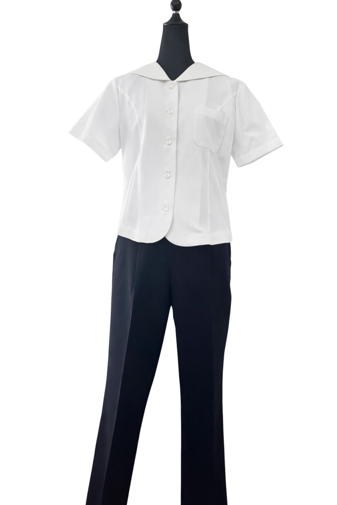 富山南高校の女子夏服制服(スラックス)白のセーラージャケットと紺スラックスのスタイル