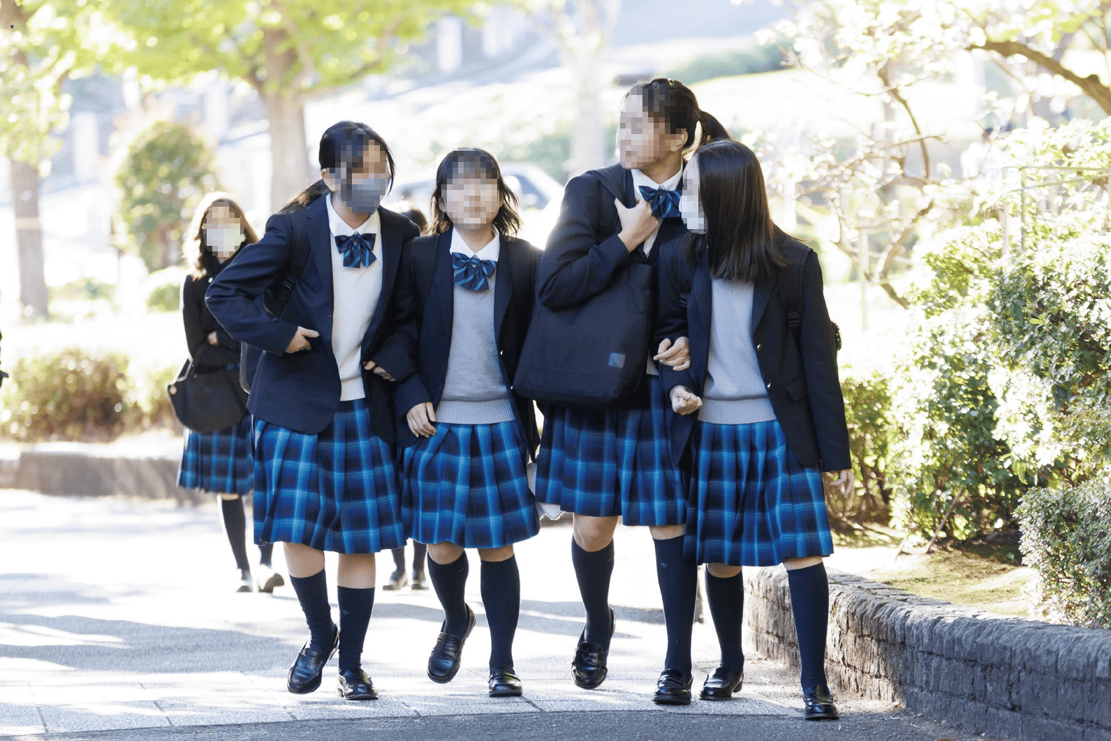 和洋九段女子中学校高等学校の制服を着て登校する生徒たち