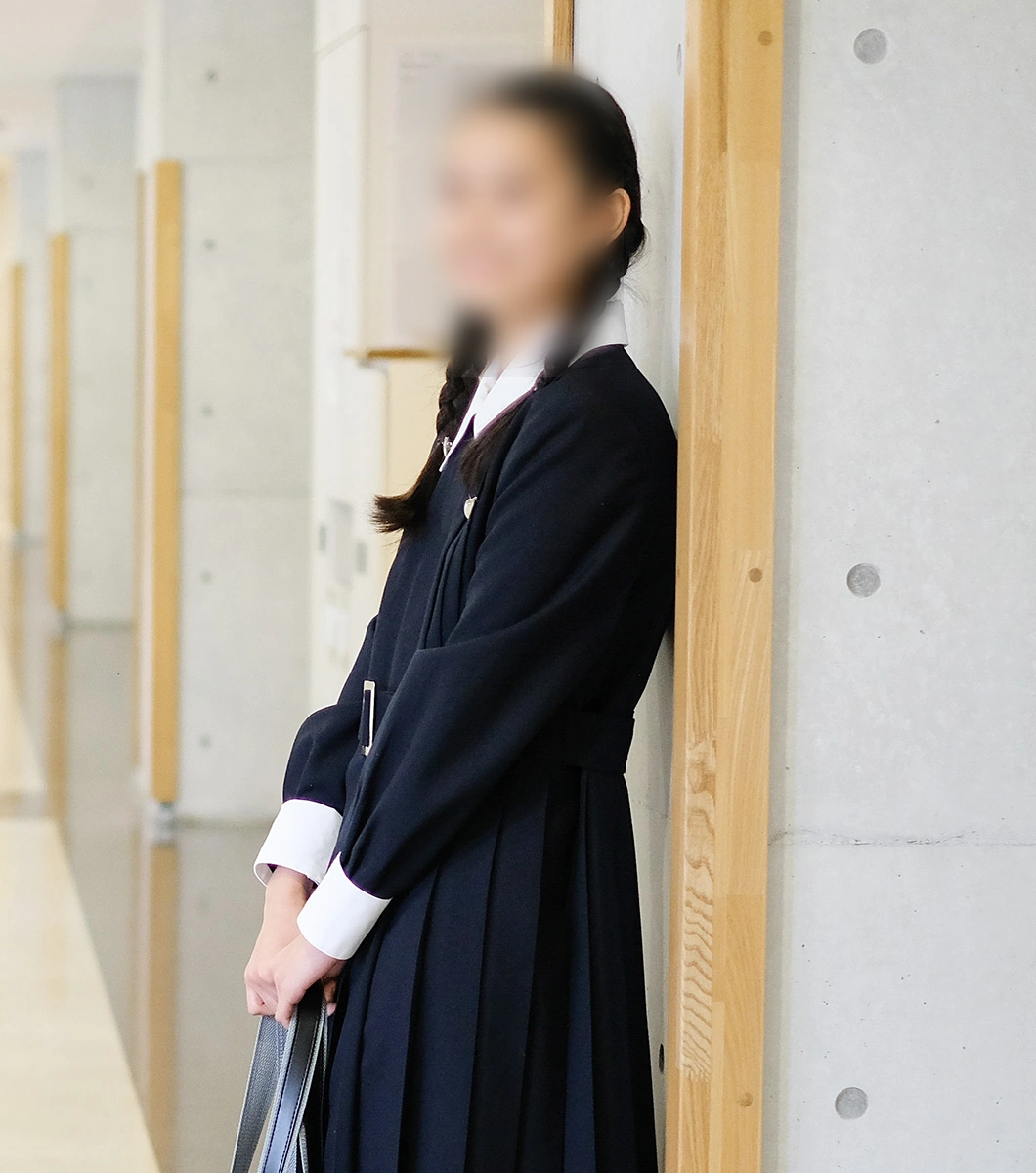 山脇学園の第一制服（ワンピース）着用イメージ｜伝統ある紺色ワンピーススタイル