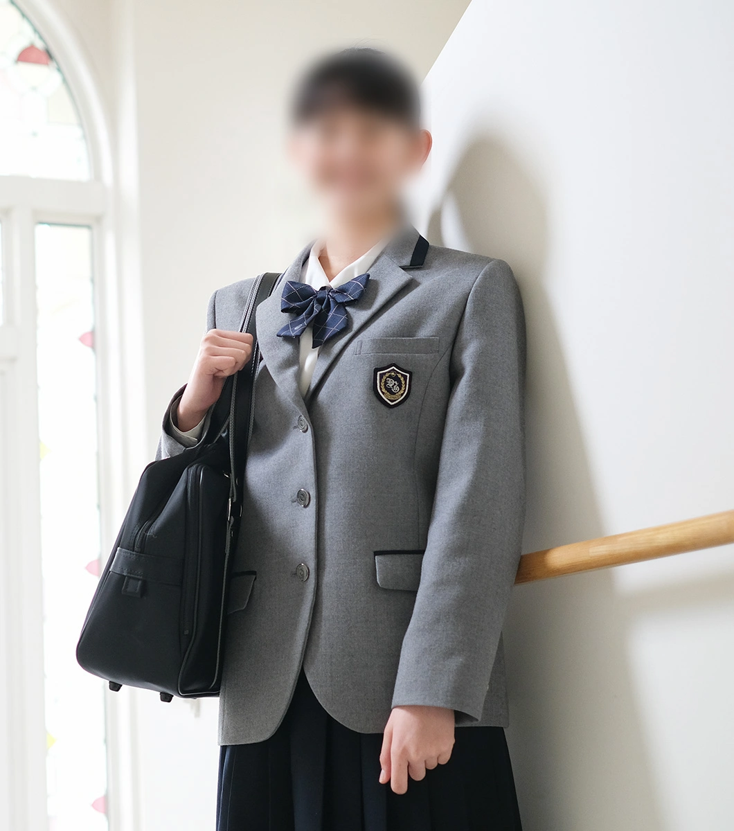 山脇学園の第二制服（ブレザー）着用イメージ｜グレーブレザーと「ハートに富士」エンブレム