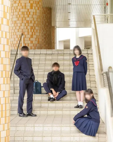 横浜隼人高等学校の冬服（紺の学ラン・赤リボン付き紺セーラー服）