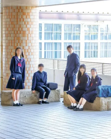 横浜隼人中学校の冬服（紺の学ラン・赤リボン付き紺セーラー服）