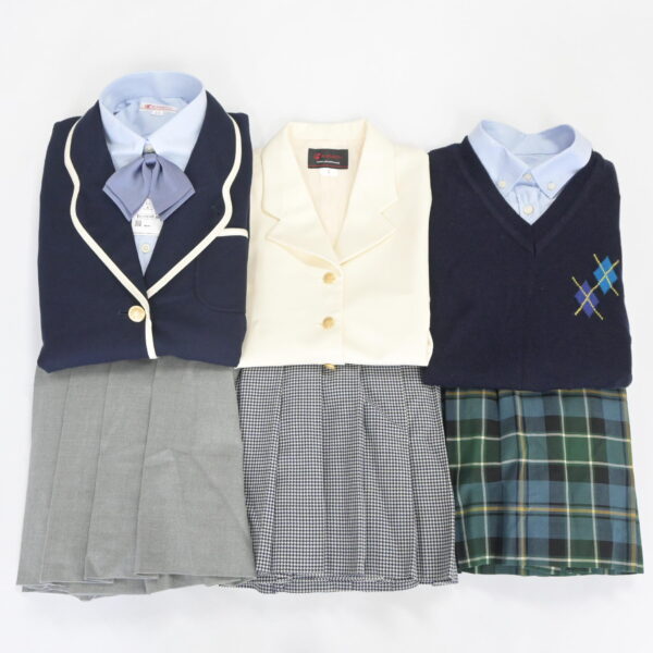 神奈川県聖セシリア女子高校の制服を買取いたしました
