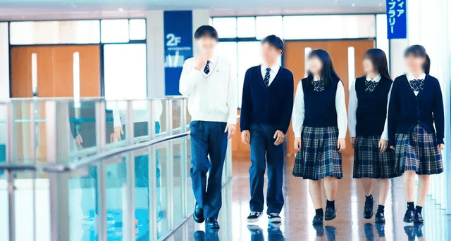 愛知工業大学名電高等学校の冬服（ブレザーにニットベスト・セーターを重ねた着こなし）