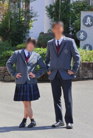 福知山成美高等学校の制服を着た男女の生徒(グレーのブレザーにチェックスカート・スラックス)