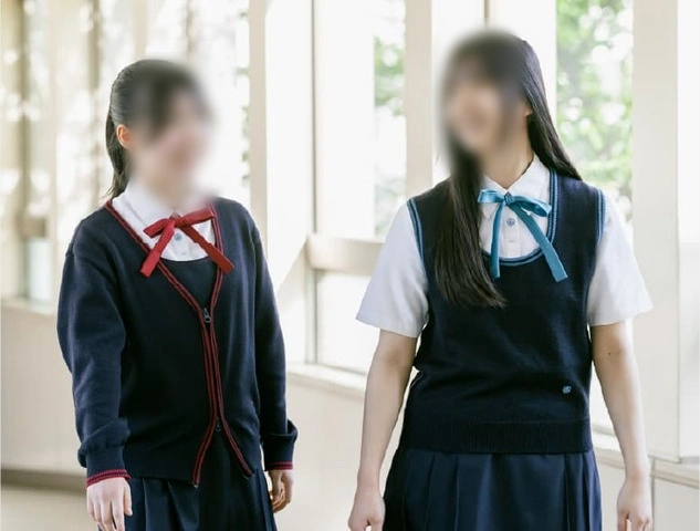 広島女学院の指定ニット。中学のカーディガンとルビーレッドのリボン、高校のベストとジルコニアブルーのリボン・夏服