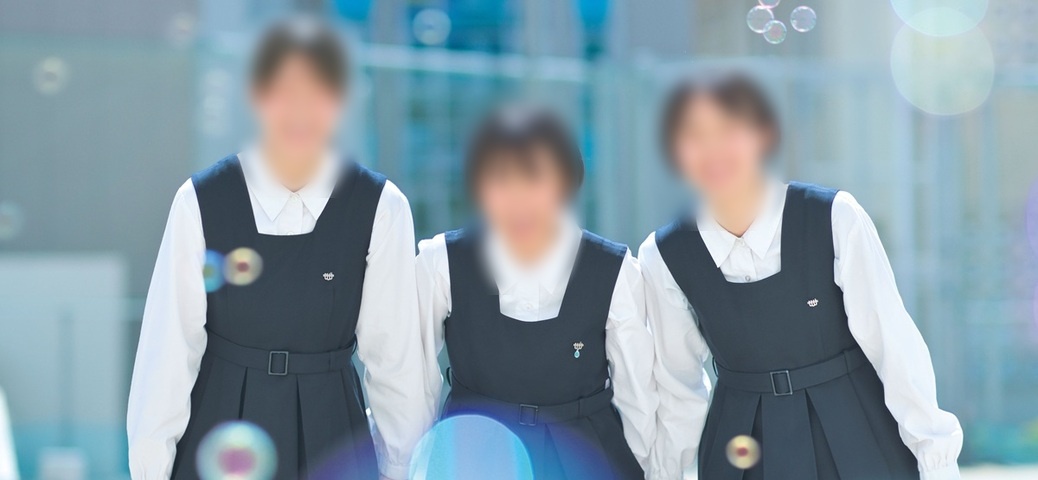 純心中学校・純心女子高等学校(長崎)の冬服。白ブラウスに紺のジャンパースカートを合わせた伝統の制服