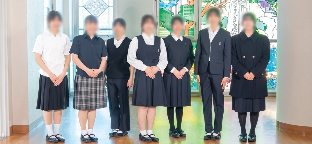 純心中学校・純心女子高等学校(長崎)の制服一覧。夏服のポロシャツやジャンパースカート、2025年導入のスラックス、コートまで揃うバリエーション