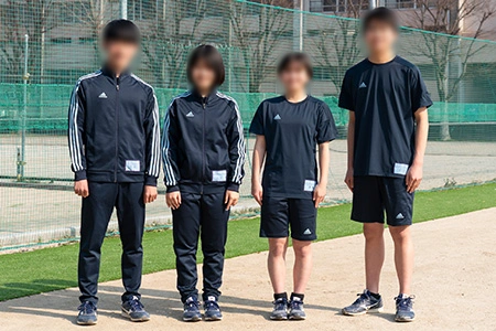九州国際大学付属高等学校のadidas製体操服とジャージを着た生徒