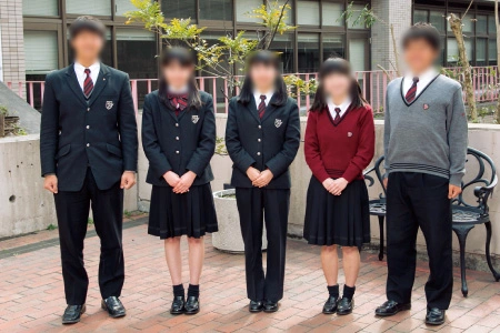 九州国際大学付属高等学校の冬服。濃いチャコールグレーのブレザー制服を着た男女の生徒